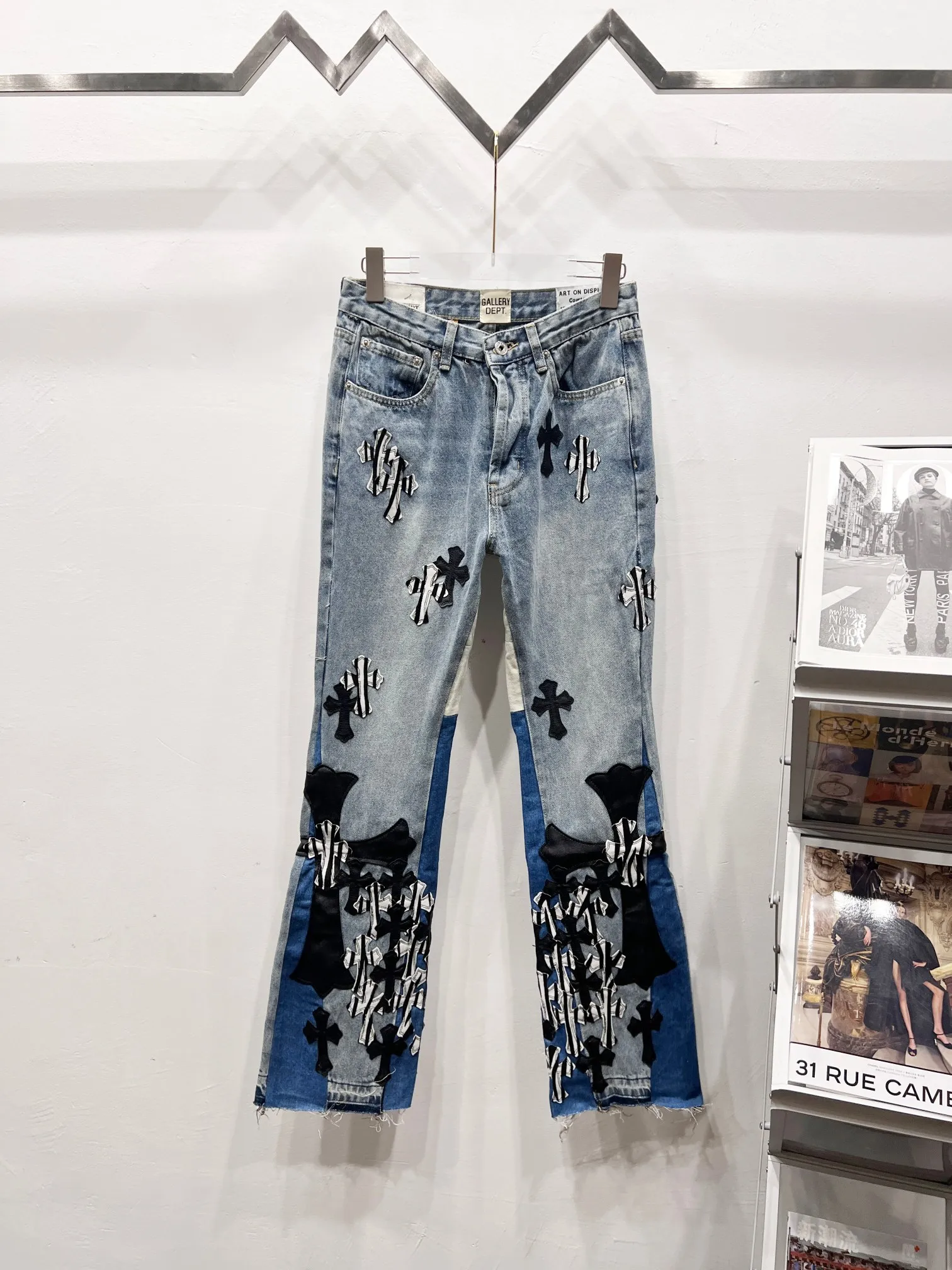 P290 Style number: (r021) GALLERY DEPT. ss25 limited edition zebra and large black leather micro-flared cross jeans. Styles with different wash textures are very friendly to people with thin legs and thick legs. The micro-flared version is very flattering to the leg shape. The moderate length is timeless and easy to match. It is the basis of various styles and a must-have in the wardrobe! The fabric is stiff but also makes the upper body soft without losing texture. The washing process is even more perfect. It is a must-have item for everyone! ! ! Washed wheat, hang tag, pants label, three labels complete Color: blue Size: 28-30-32-34-36